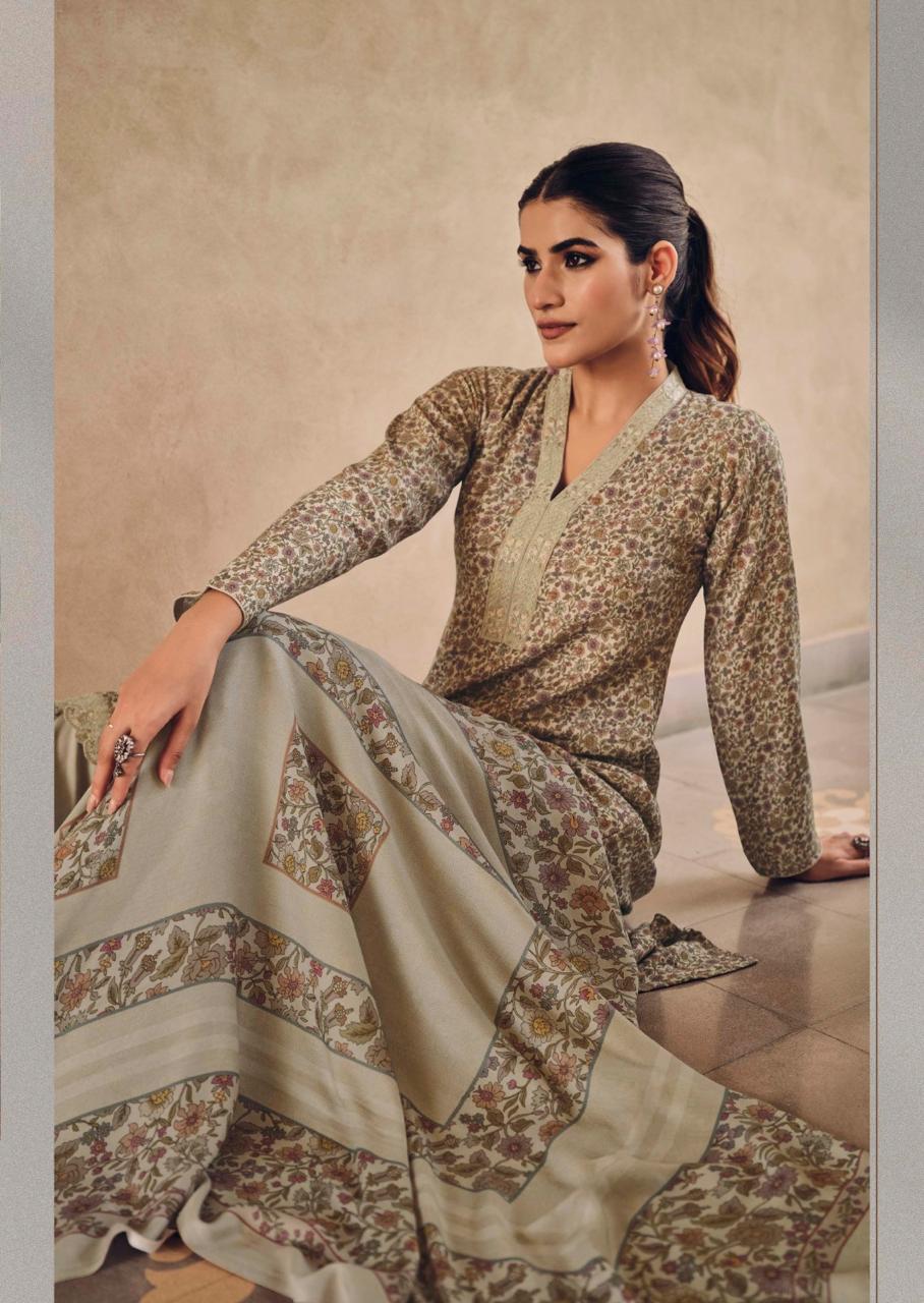 Soft wool suit with woollen stoll