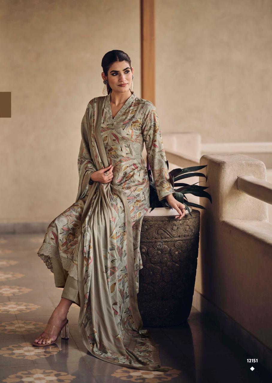 Soft wool suit with woollen stoll