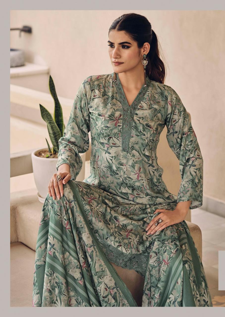 Soft wool suit with woollen stoll