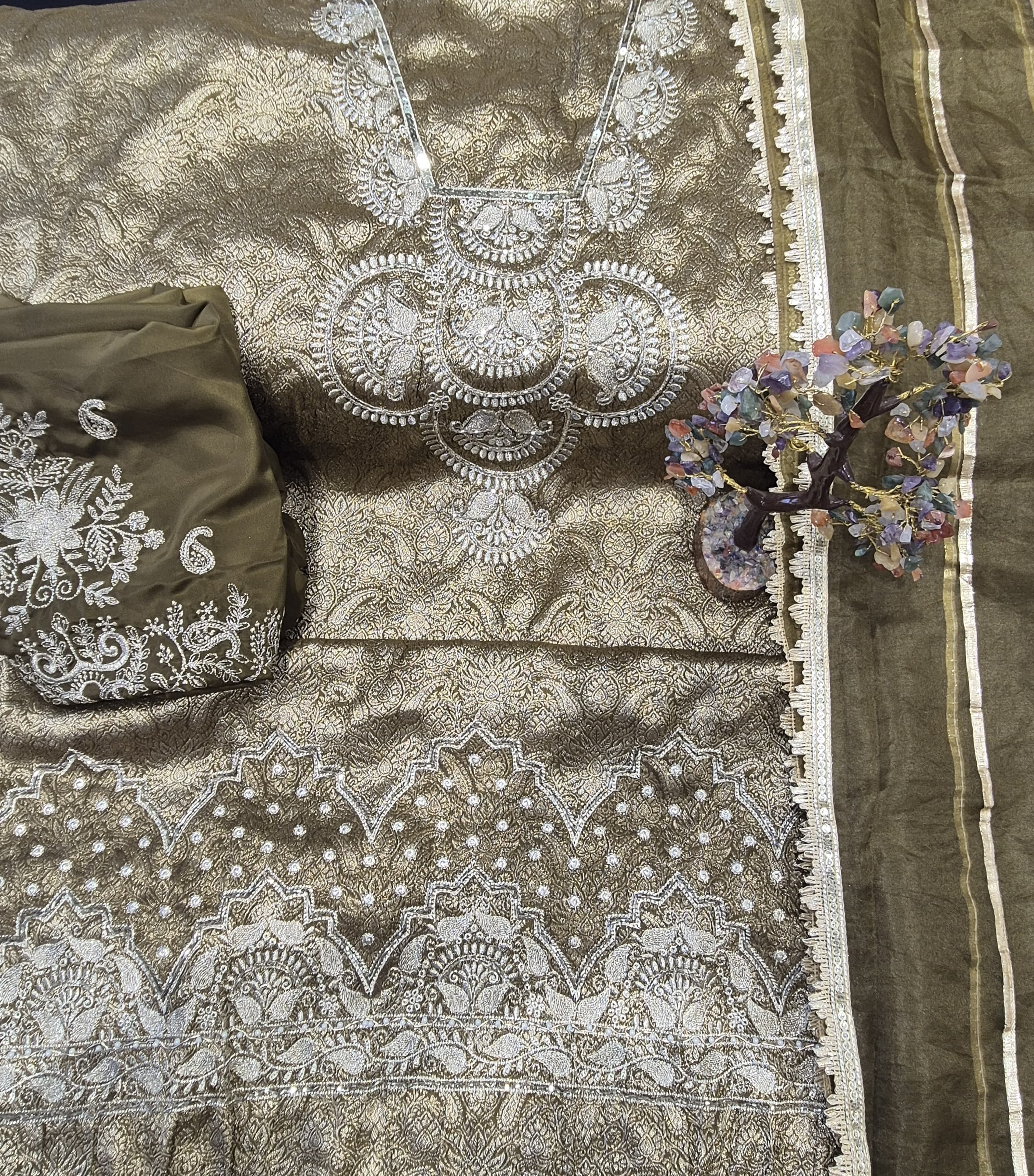 Classic Zari Elegance Outfit 👑