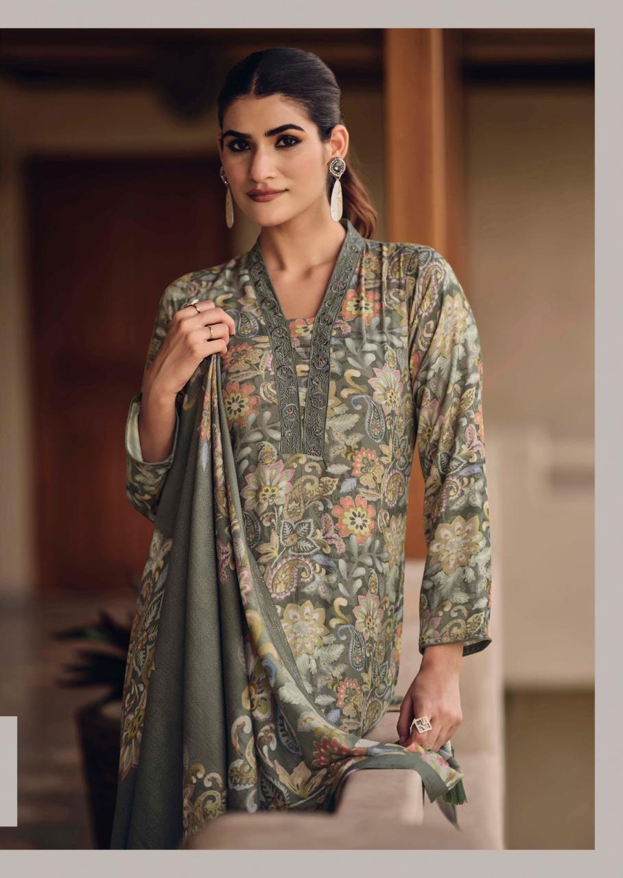 Soft wool suit with woollen stoll