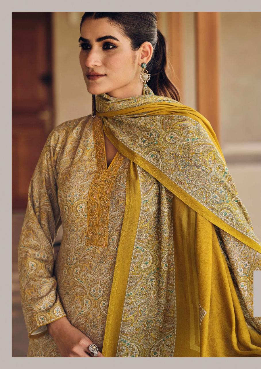 Soft wool suit with woollen stoll