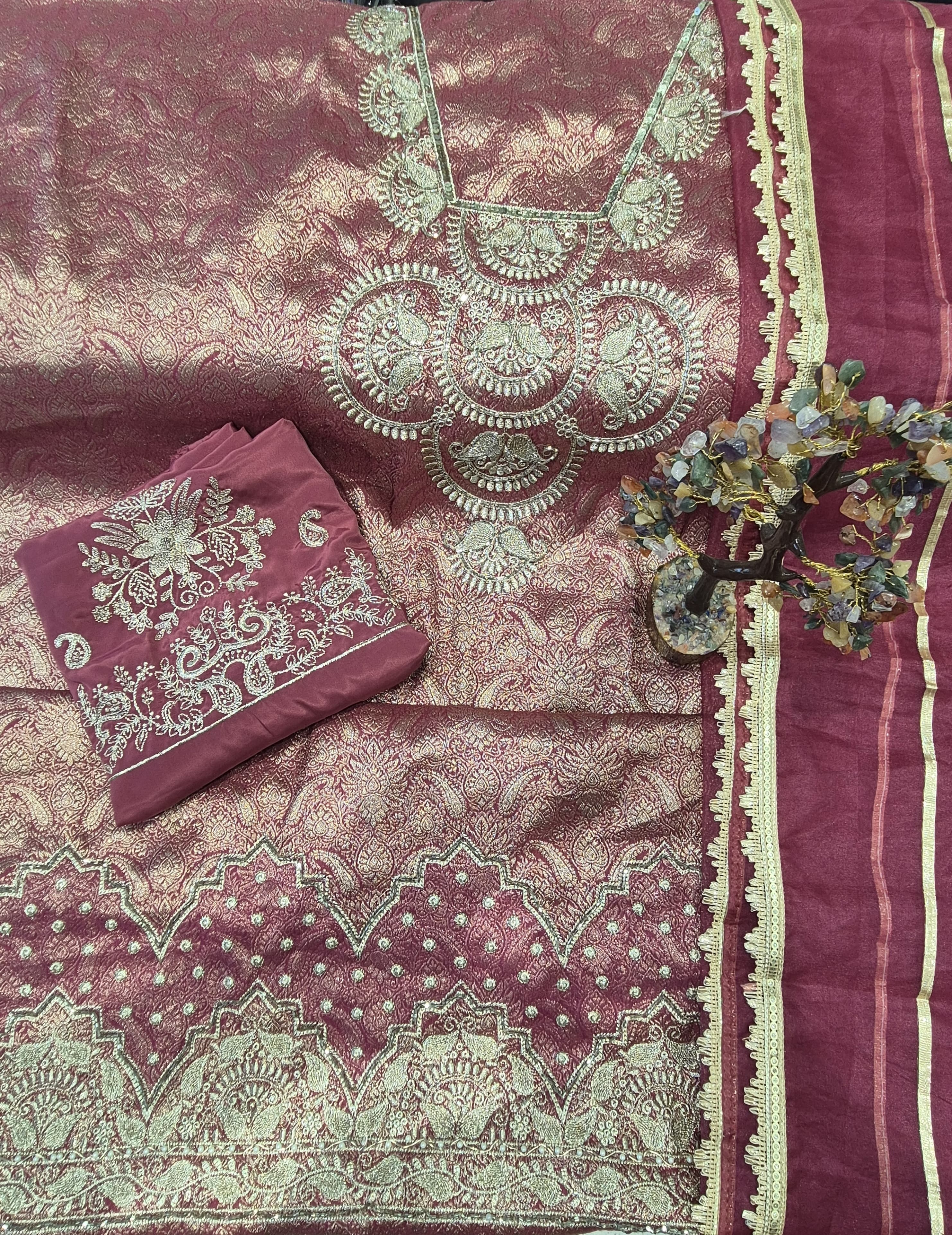 Classic Zari Elegance Outfit 👑