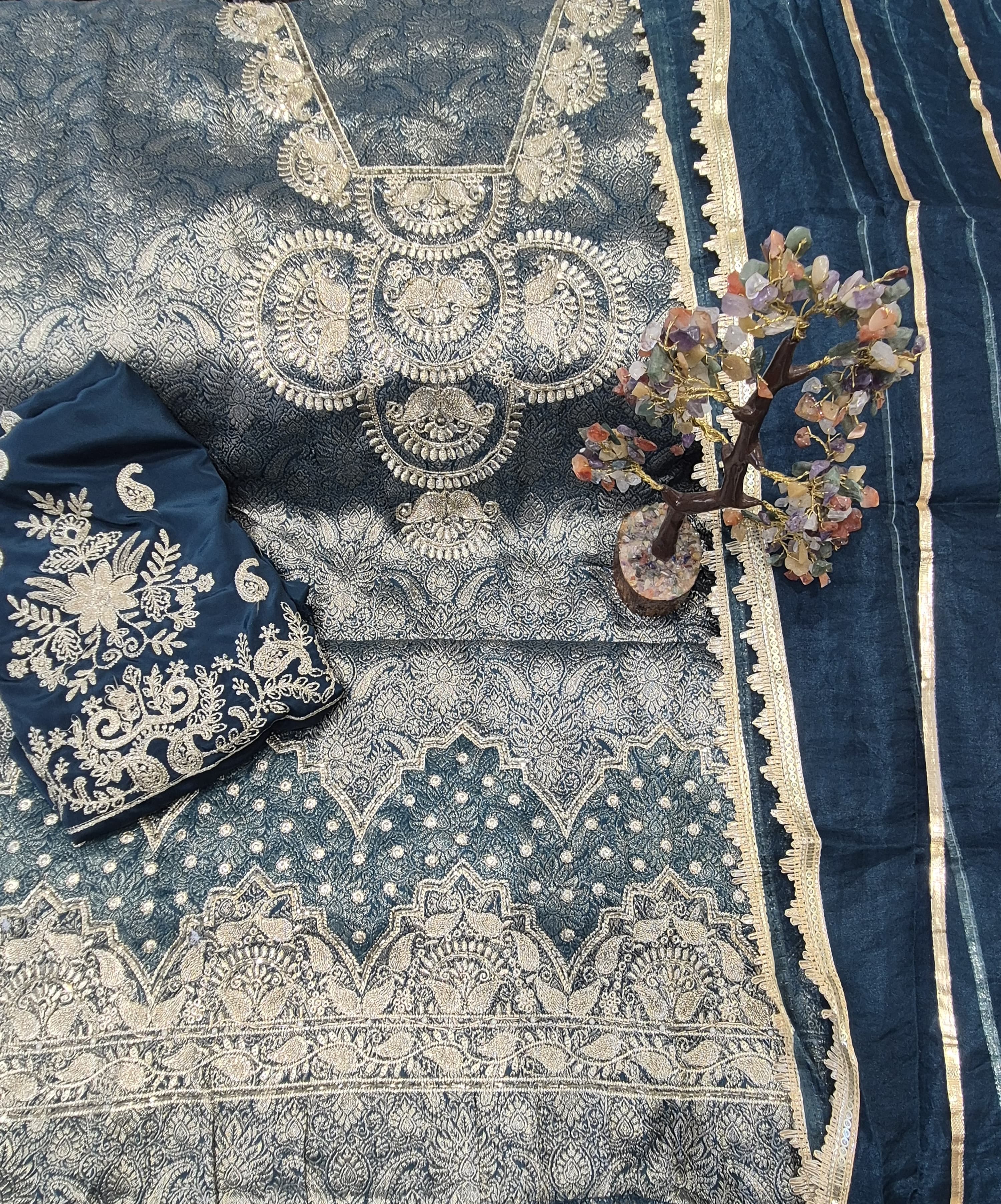 Classic Zari Elegance Outfit 👑