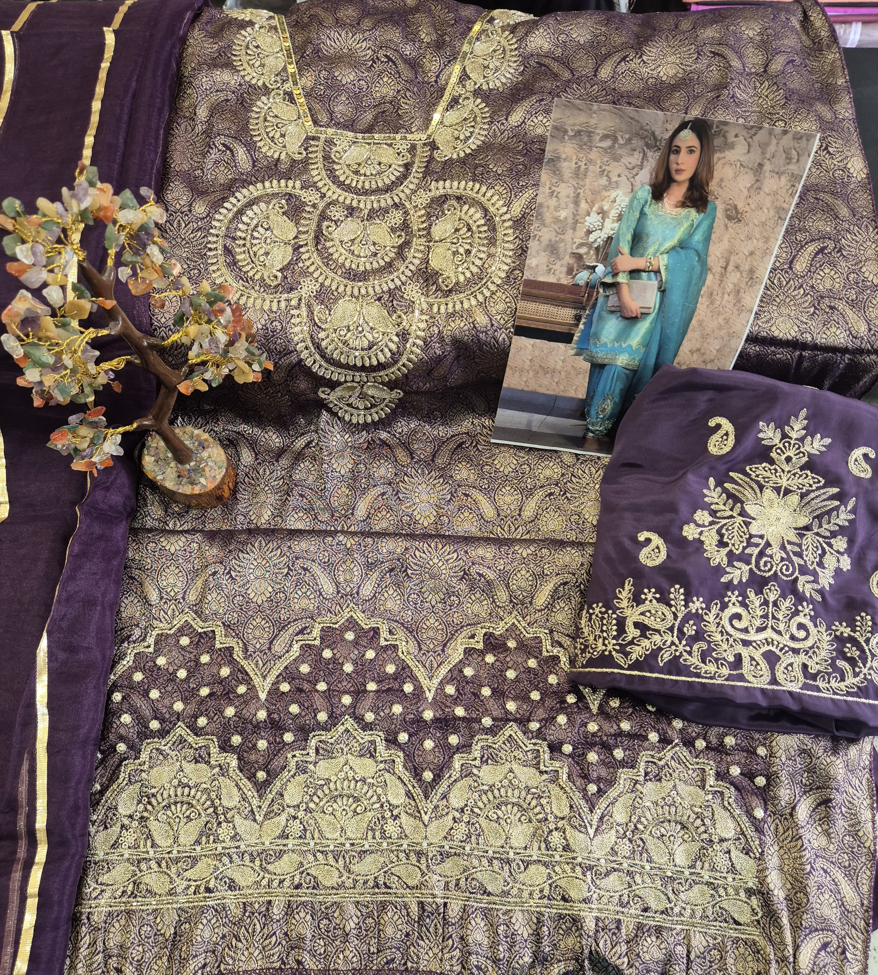 Classic Zari Elegance Outfit 👑